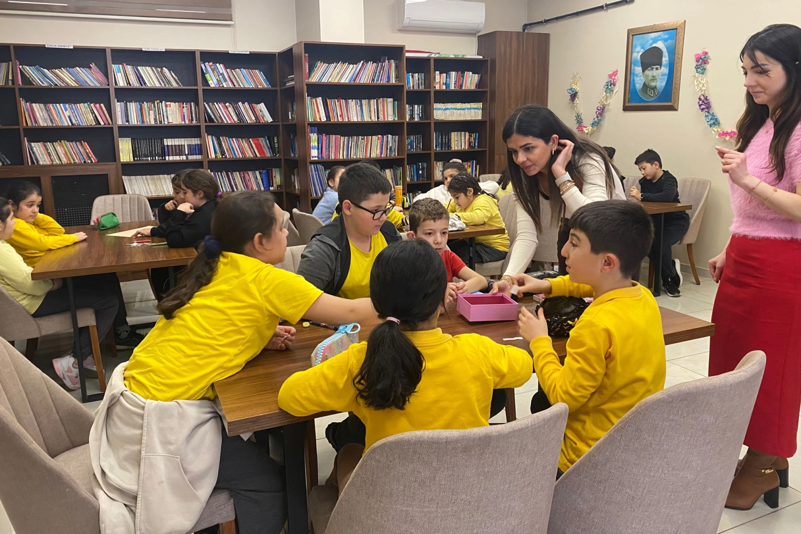 İstanbul'da Maltepeli &ccedil;ocuklar hayallerini k&acirc;ğıda d&ouml;kt&uuml;