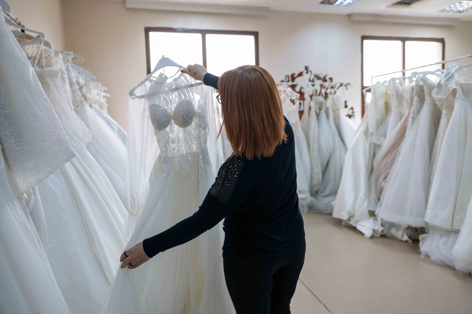 Gelinlikler hayalleri İzmir Bornova'da ger&ccedil;eğe d&ouml;n&uuml;ş&uuml;yor