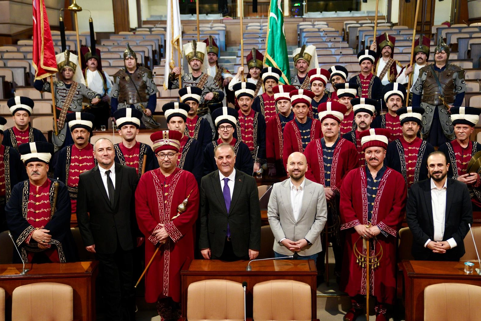 Milli ma&ccedil;ta trib&uuml;nleri coşturan mehteran Sara&ccedil;hane'de