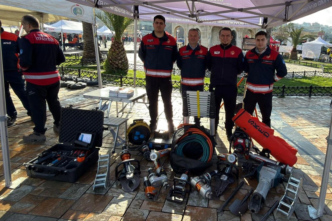 İzmir&rsquo;de deprem anması: Arama kurtarma ekipmanları sergilendi