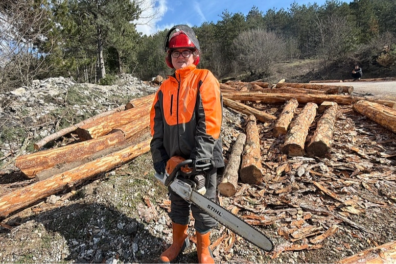 Babası ormanda hayatını kaybetti, o baltayı elinden bırakmadı!
