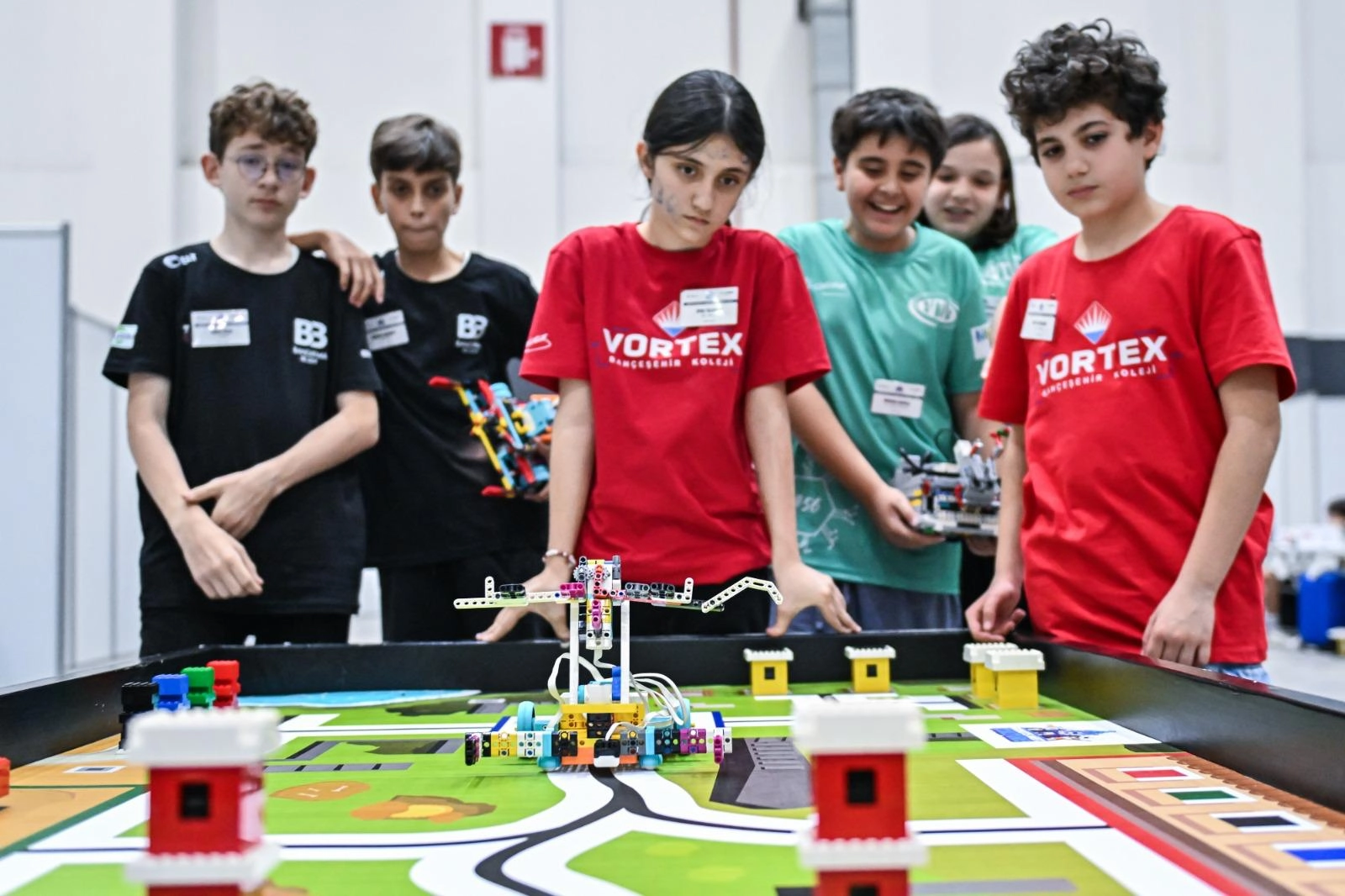 D&uuml;nya Robot Olimpiyatı T&uuml;rkiye Finali&rsquo;nde teknoloji ve yaratıcılık ortaya &ccedil;ıktı