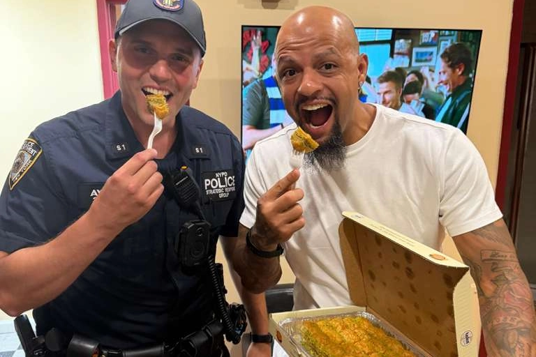 T&uuml;rk Dedektif Felipe Melo'ya baklava ikramı... &Uuml;nl&uuml; futbolcu o lezzete hayran kaldı