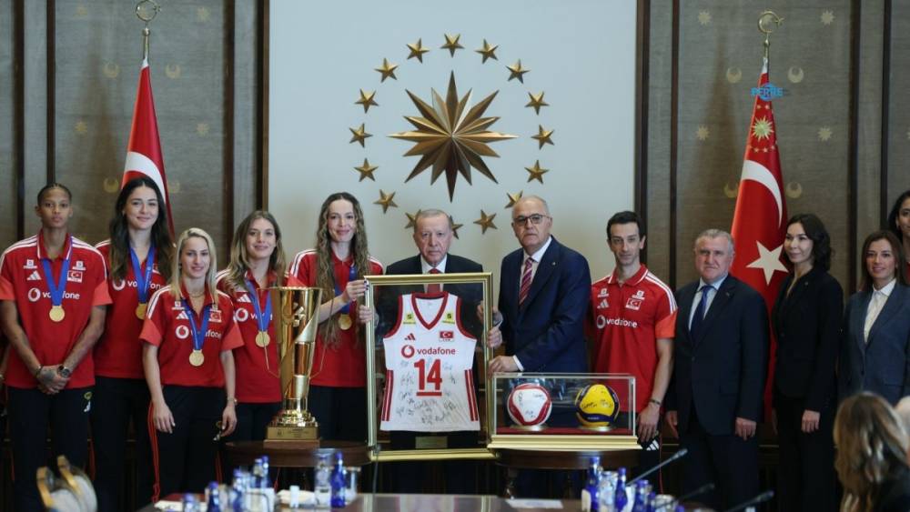 Cumhurbaşkanı Erdoğan, Avrupa şampiyonu A Milli Kadın Voleybol Takımı&rsquo;nı kabul etti 