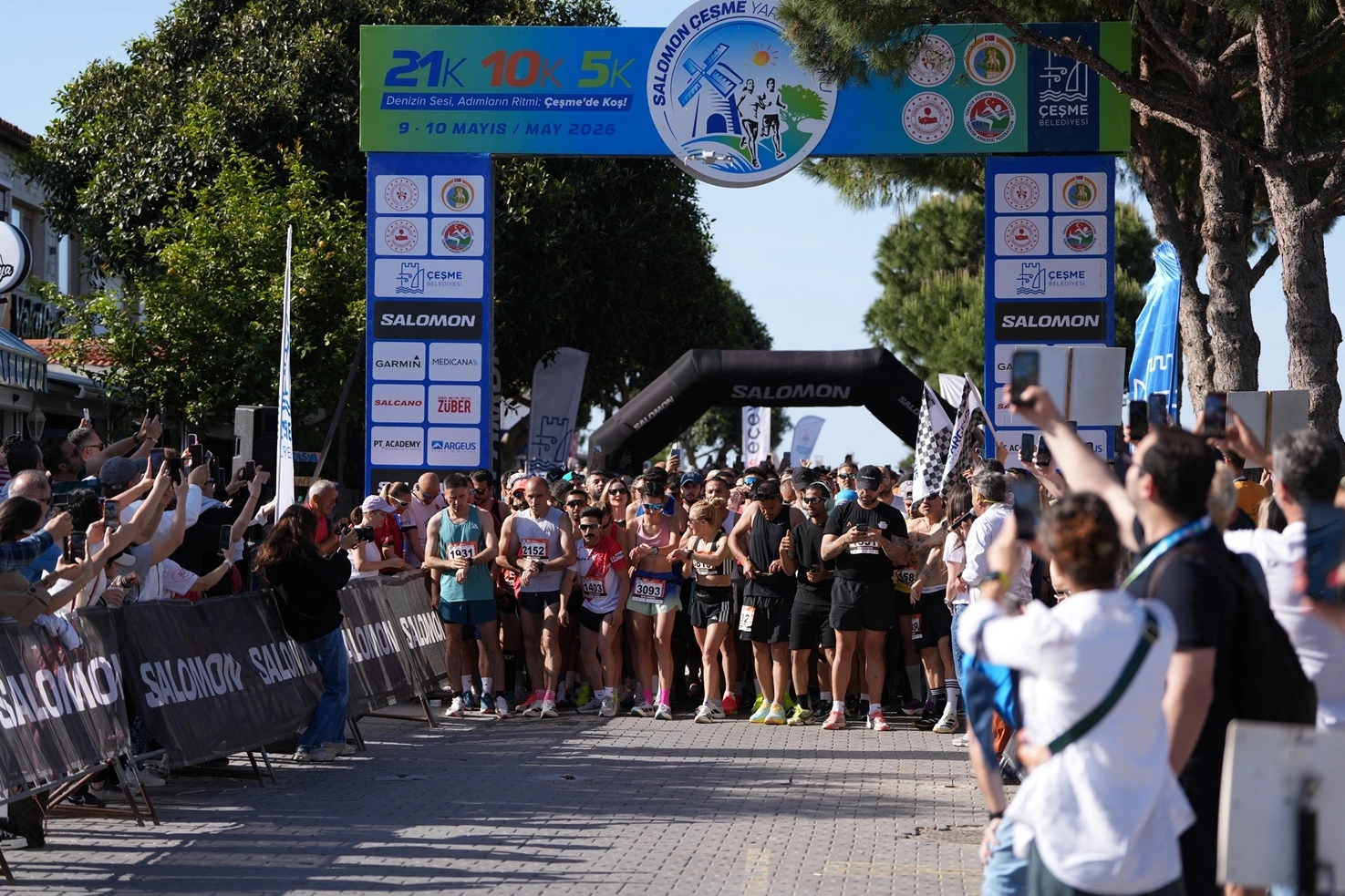 &Ccedil;eşme&rsquo;de rekor katılım... 43 &uuml;lkeden 3 bin 450 sporcu r&uuml;zgar eşliğinde koştu