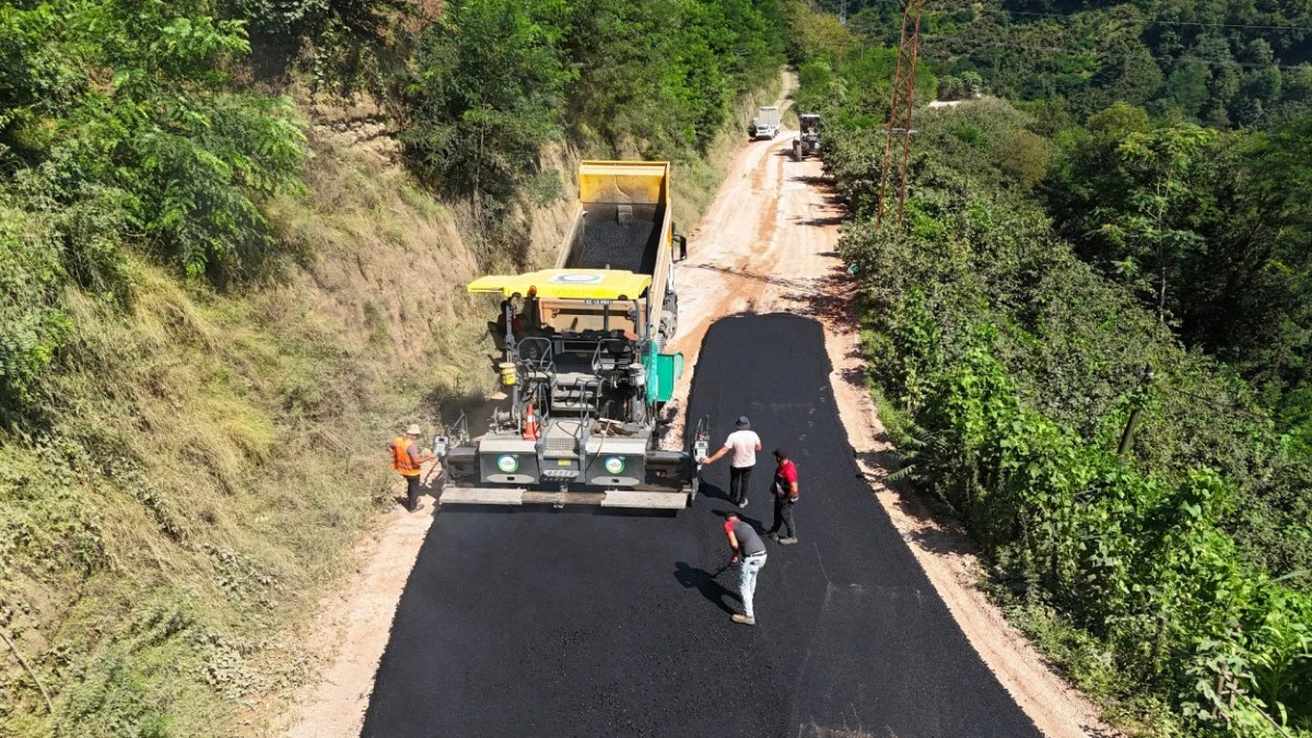 10,3 KM&rsquo;LİK YOLDA SICAK ASFALT &Ccedil;ALIŞMALARI TAMAMLANDI