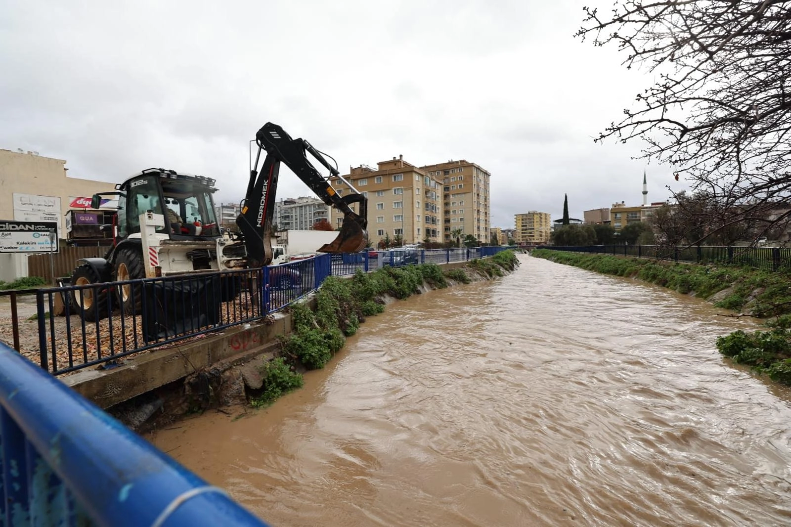 İzmir'de B&uuml;y&uuml;kşehir ekiplerinden sağanak yağış seferberliği