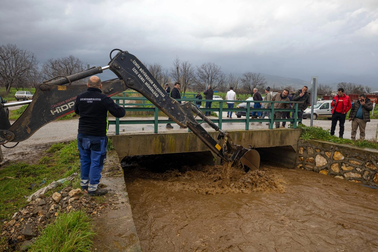 İzmir'de kuvvetli yağışlar sonrasında kırsalda yoğun m&uuml;dahale