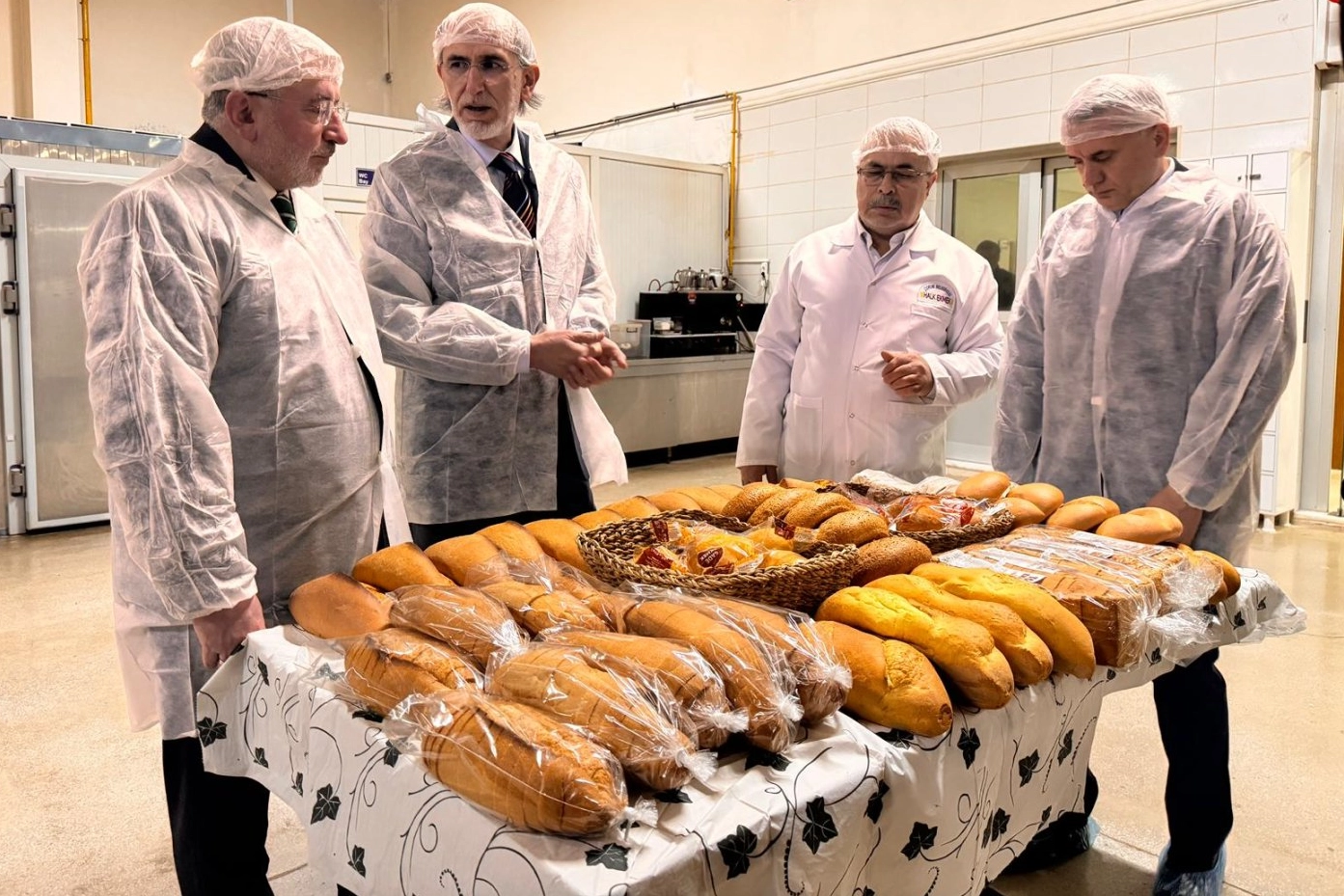 &Ccedil;orum&rsquo;da tam buğday ekmeği vatandaşla buluştu