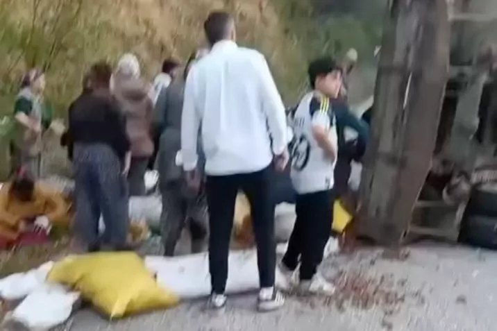 D&uuml;zce&rsquo;de fındık iş&ccedil;ilerini taşıyan trakt&ouml;r devrildi: 11 yaralı