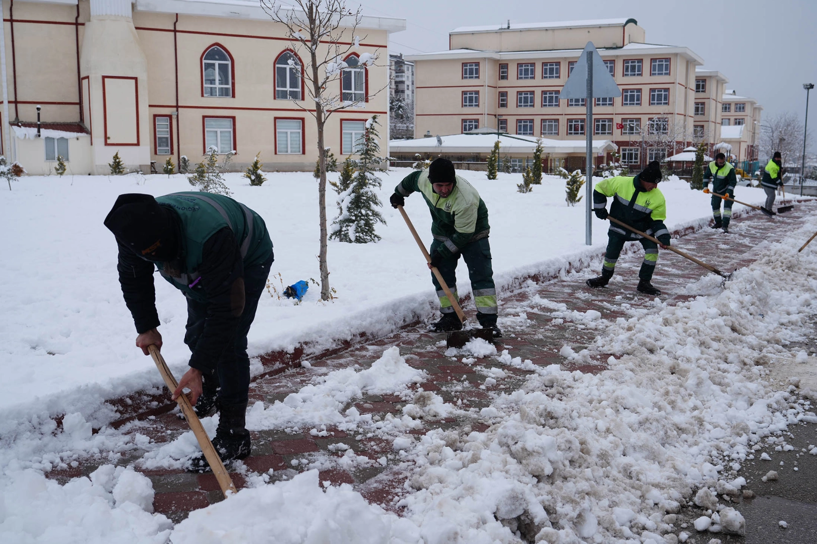 Ankara Ke&ccedil;i&ouml;ren'de kar k&uuml;reme ve tuzlama seferberliği