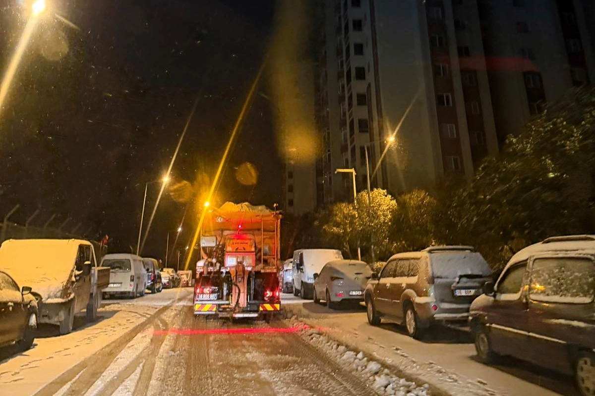 Kar yağışı Bursa Osmangazi&rsquo;de hayatı aksatmadı