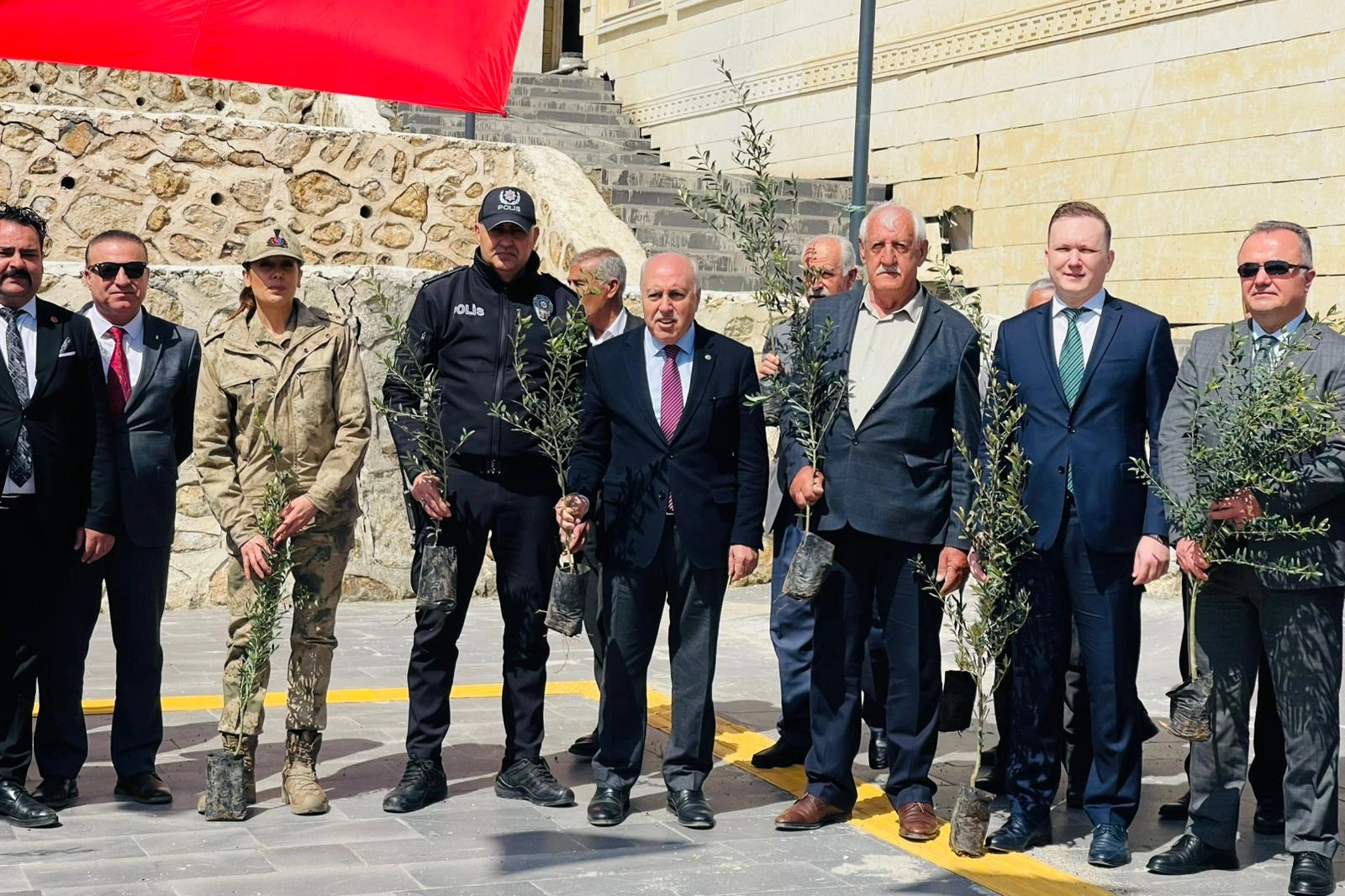 Mardin Yeşilli&rsquo;de tarihi rekor! 102 bin meyveli fidan dağıtıldı