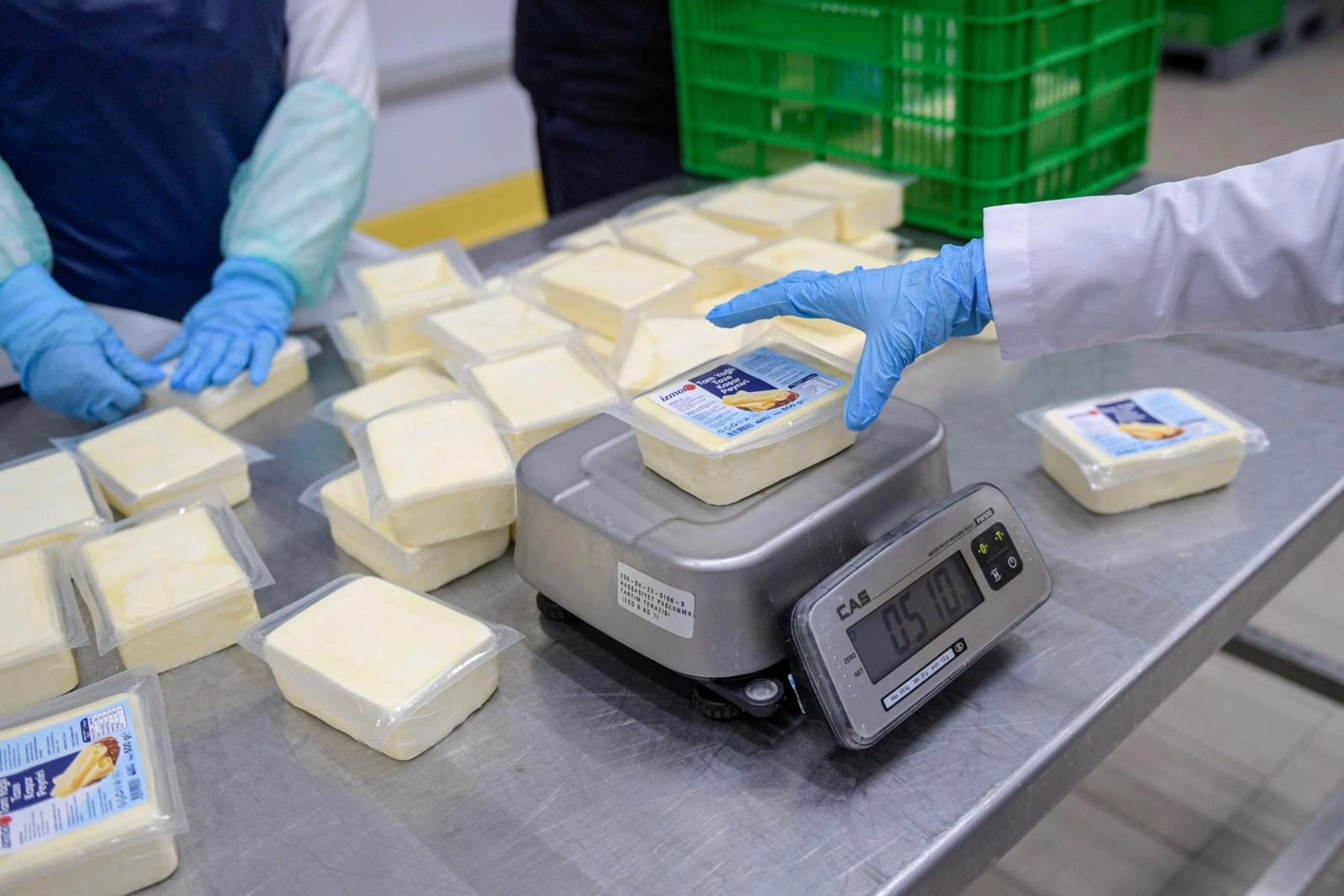 İzmir B&uuml;y&uuml;kşehir&rsquo;den peynir hamlesi... 500 gramlık kaşar 165 TL