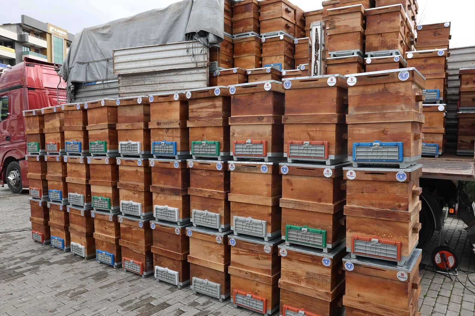 Bursa B&uuml;y&uuml;kşehir'den arıcılara kovan desteği