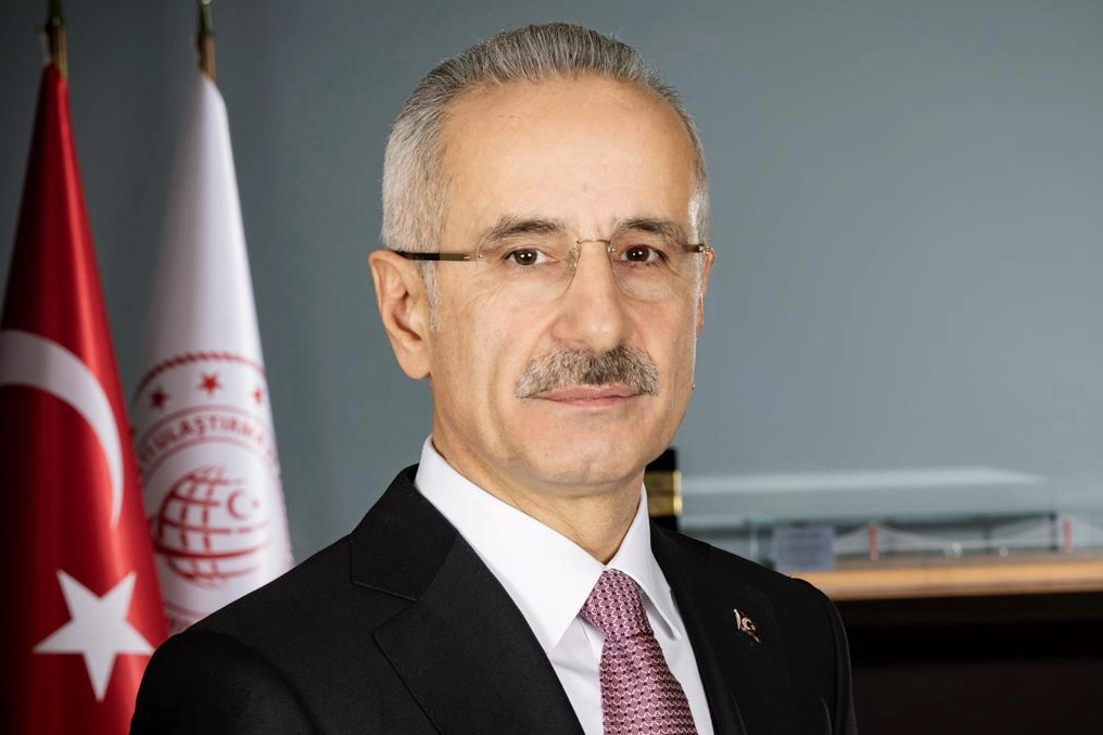 Bakan Uraloğlu a&ccedil;ıkladı... PTT'den emeklilere 14 bin TL'ye varan nakit destek