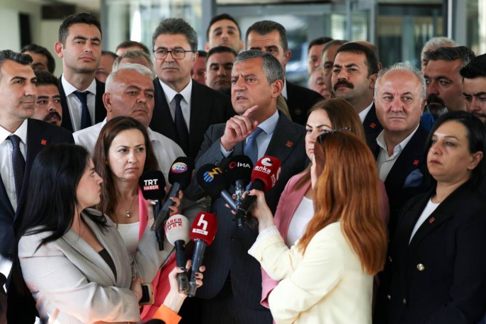 &Ouml;zg&uuml;r &Ouml;zel&rsquo;den &lsquo;Demokrasi N&ouml;beti&rsquo; &ccedil;ağrısı: &lsquo;Se&ccedil;ilmiş il başkanlarının&rsquo; arkasındayız&rdquo; 