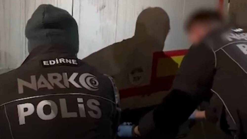 Edirne&rsquo;de uluslararası uyuşturucu operasyonu: 220,7 kg kokain, 69 kg skunk ele ge&ccedil;irildi  - Videolu Haber
