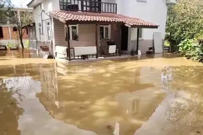 D&uuml;zce&rsquo;de sağanak yağış su baskınlarına neden oldu