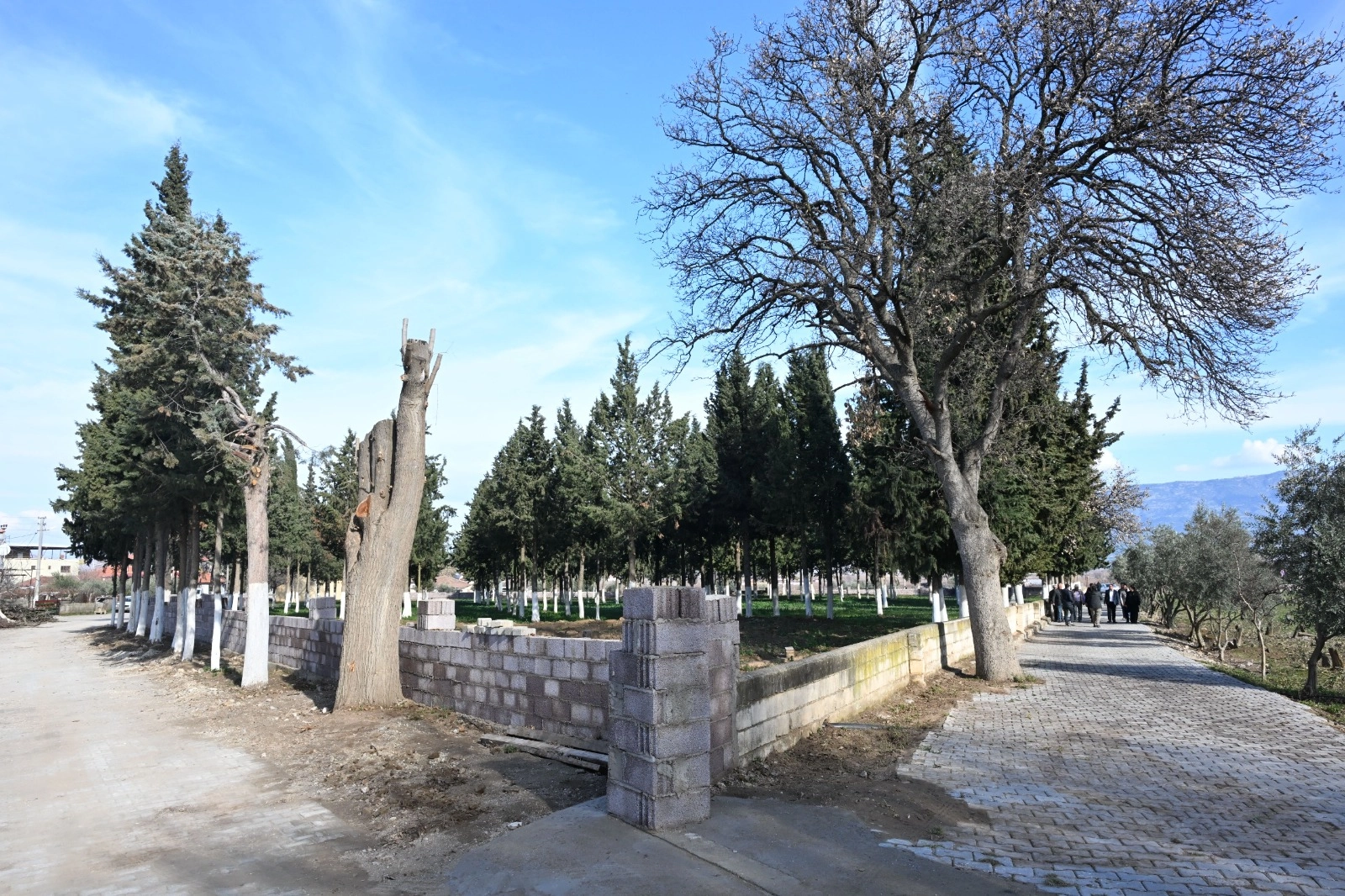 Manisa'da Aşağı Ko&ccedil;aklar Mezarlığı g&uuml;venli hale getirildi