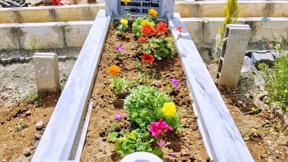 Mezarlıktaki &ccedil;i&ccedil;ek hırsızlığına vatandaştan tepki: &lsquo;Manevi bir mezar soygunculuğu&rsquo; 