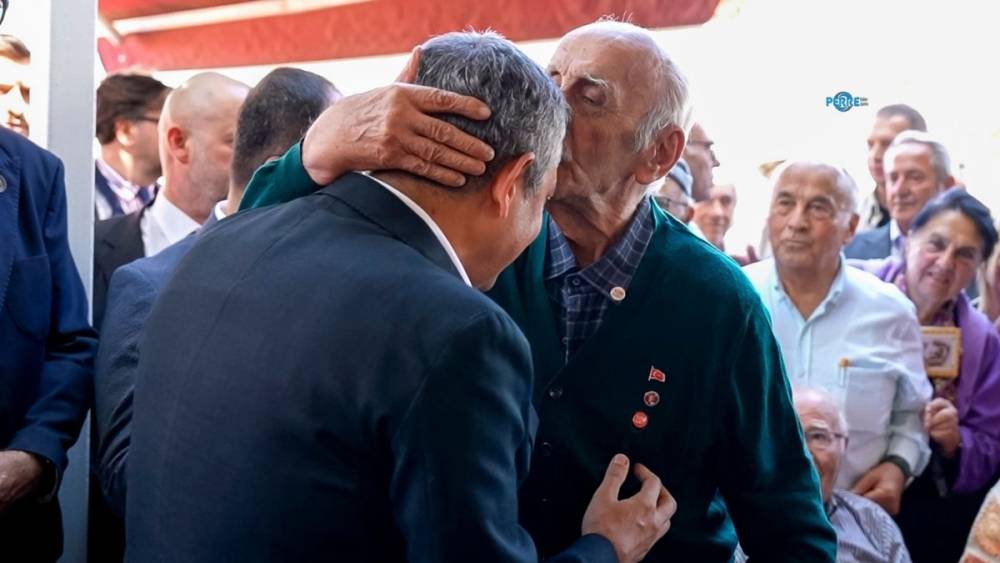 &Ouml;zg&uuml;r &Ouml;zel&rsquo;den emeklilere vaat: &lsquo;Maaşlar &ouml;nce bir, ardından 1,5 asgari &uuml;cret olacak&rsquo; 