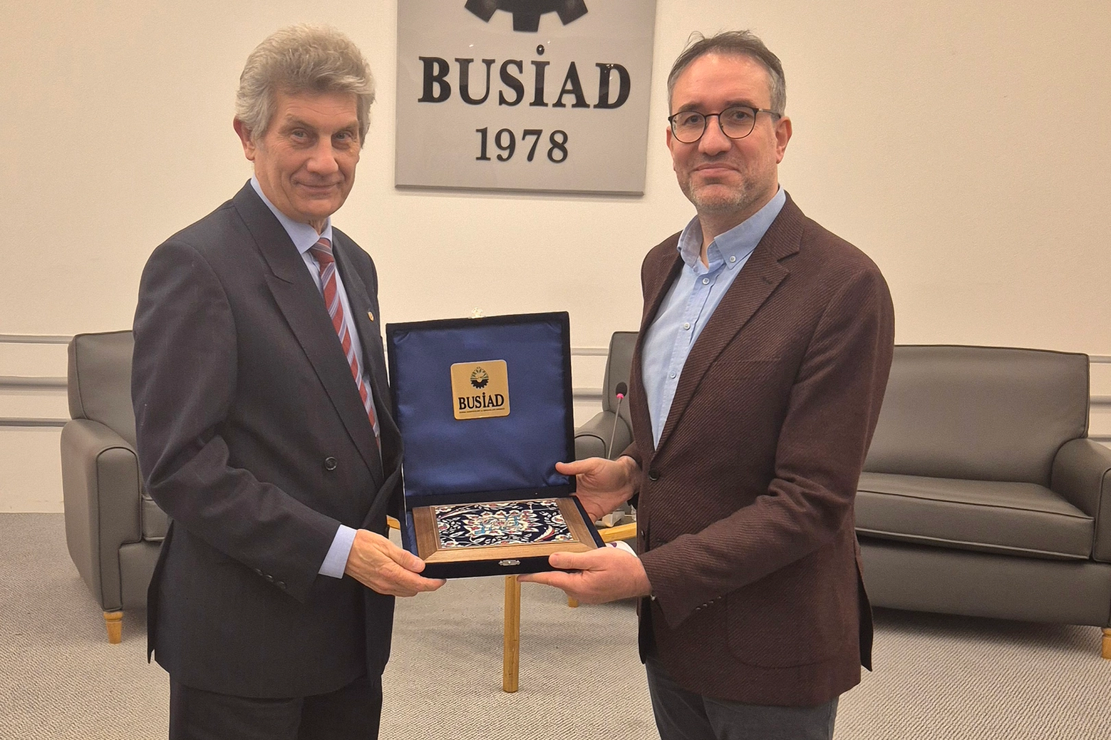 BUSİAD'da 'Felsefe S&ouml;yleşileri' s&uuml;r&uuml;yor... Yapay zeka &uuml;retken değil t&uuml;retkendir