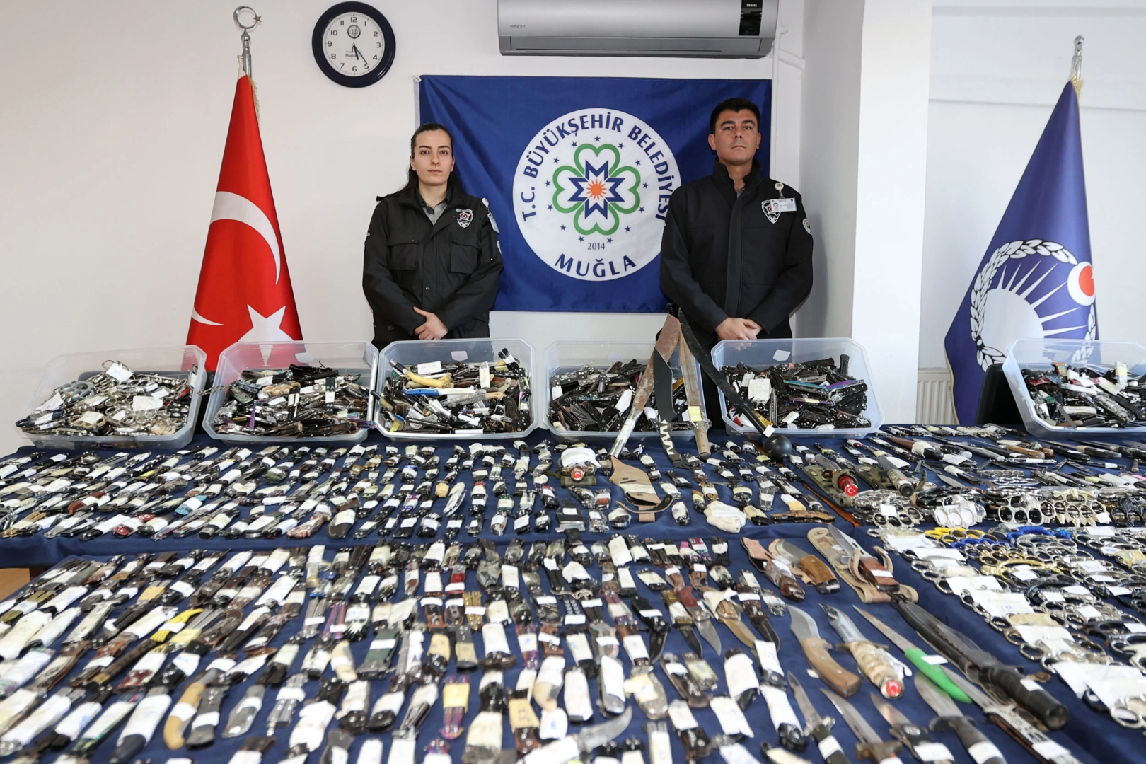 Muğla otogarlarında sıkı g&uuml;venlik... 2 bin 520 kesici alet ele ge&ccedil;irildi