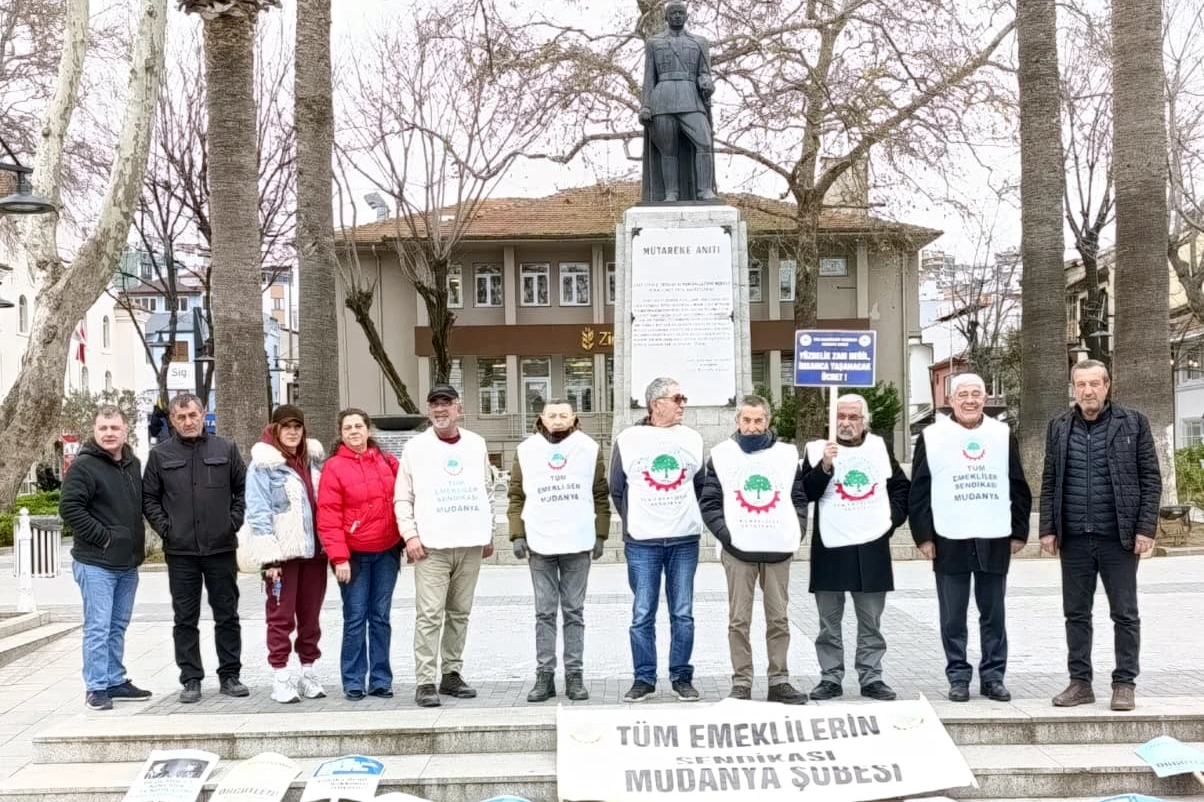 Emekliler Mudanya'daki eylemlerini s&uuml;rd&uuml;r&uuml;yor