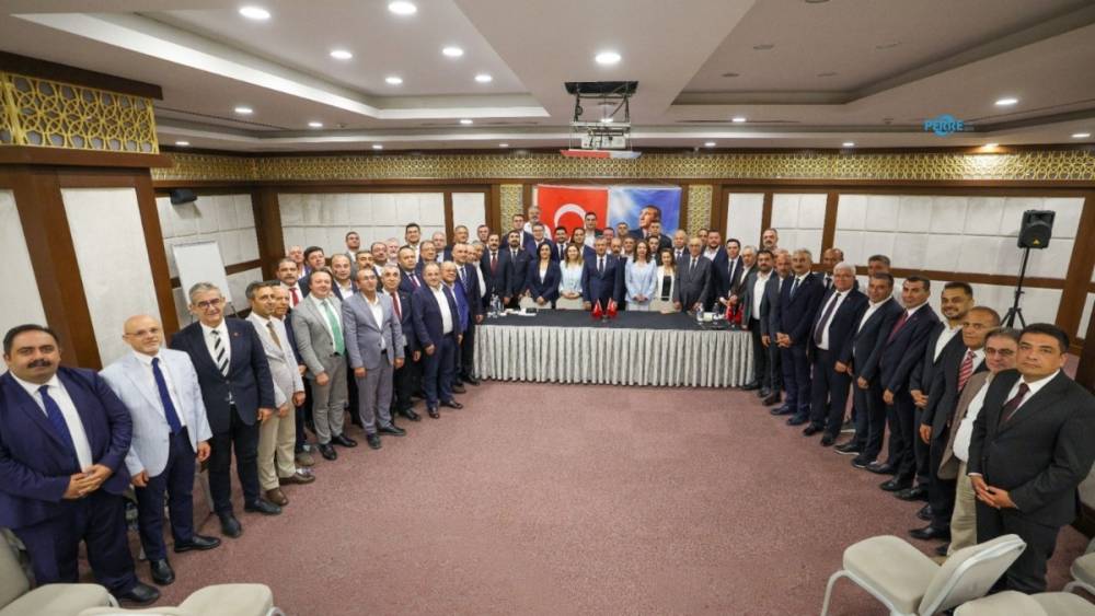 &Ouml;zg&uuml;r &Ouml;zel: &lsquo;Se&ccedil;ilmiş il başkanlarımız tarih&icirc; bir duruş g&ouml;steriyor&rsquo; 