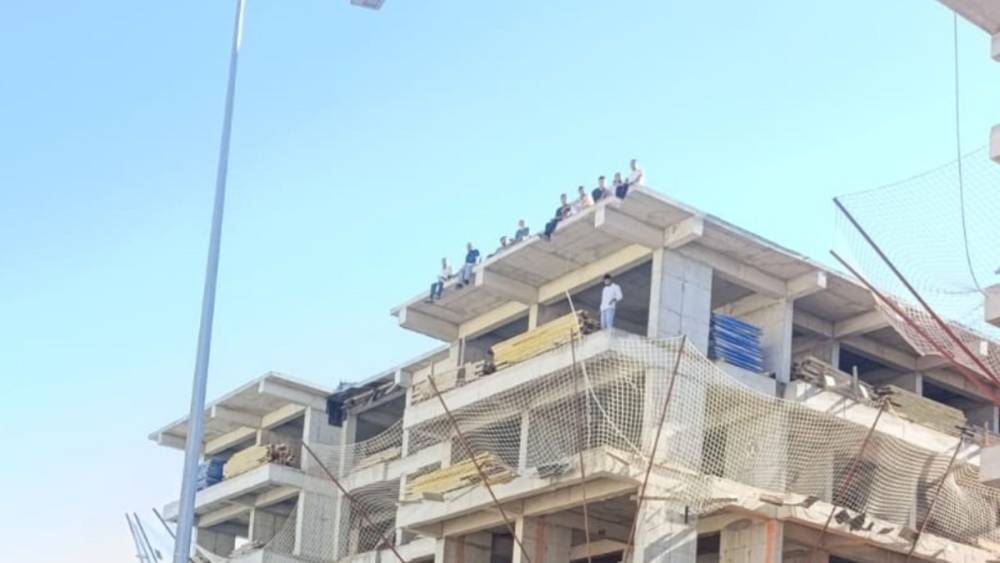 Besni&rsquo;de maaşlarını alamayan inşaat iş&ccedil;ileri &ccedil;atıya &ccedil;ıkarak eylem yaptı  - Videolu Haber
