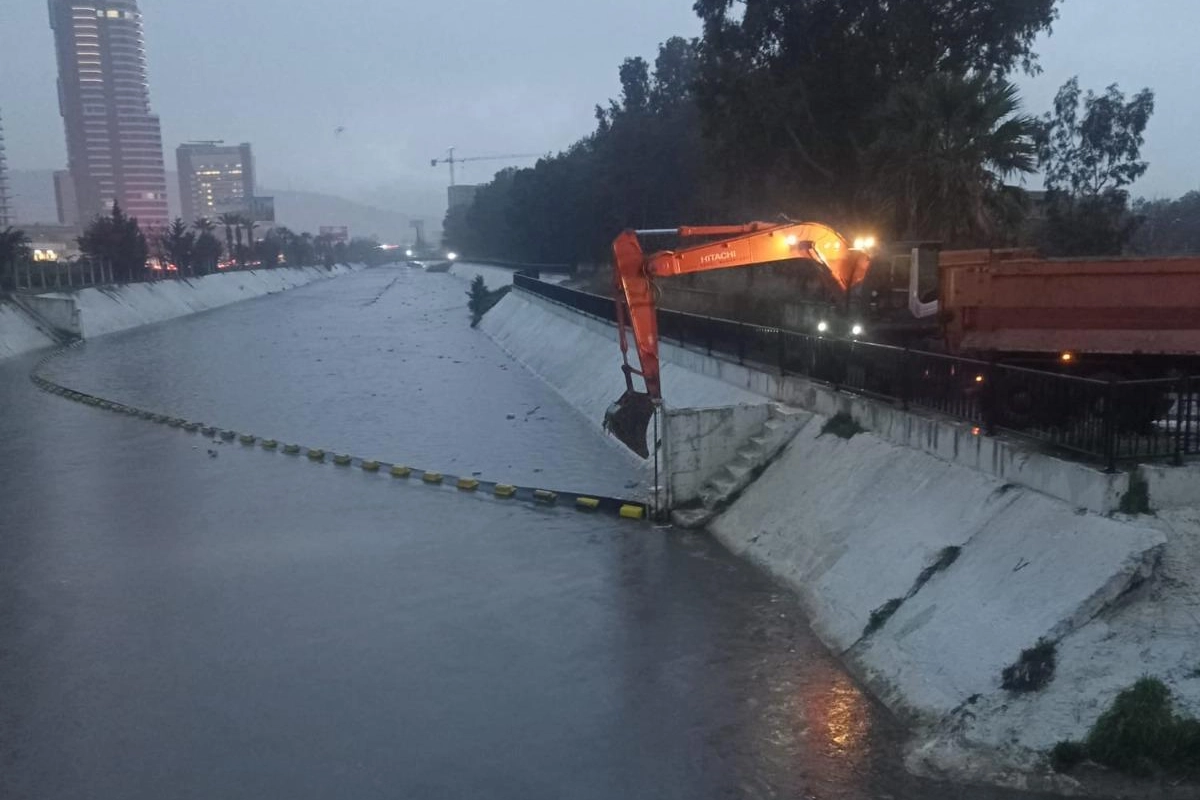 İzmir B&uuml;y&uuml;kşehir ekipleri de sağanak seferberliğinde
