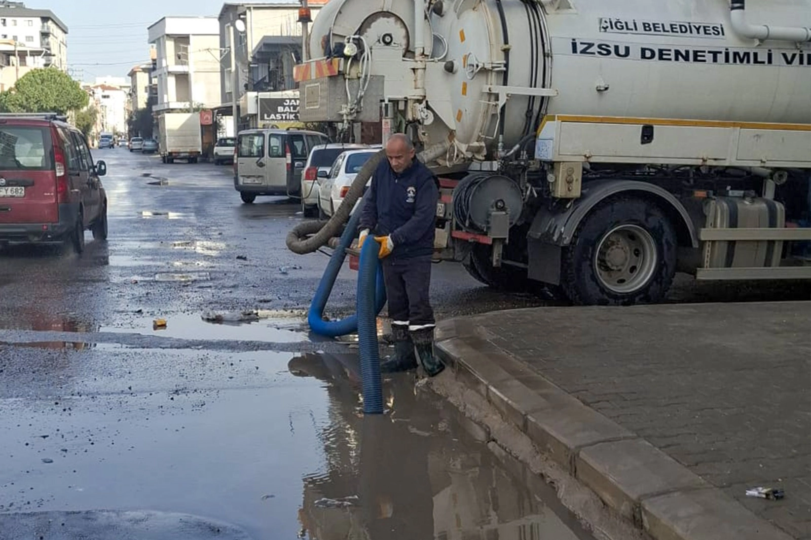 İzmir &Ccedil;iğli'de fırtına ve sağanak seferberliği