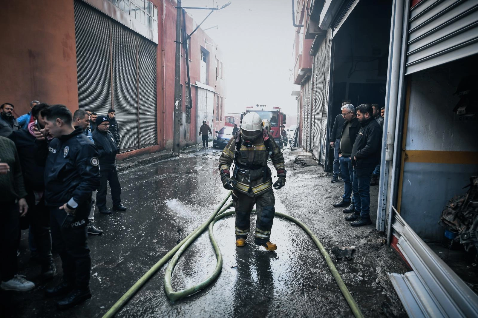 İzmir Buca&rsquo;da depo yangını kısa s&uuml;rede s&ouml;nd&uuml;r&uuml;ld&uuml;