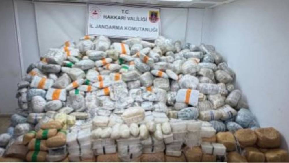 Hakkari&rsquo;de 860 kg uyuşturucu ele ge&ccedil;irildi 