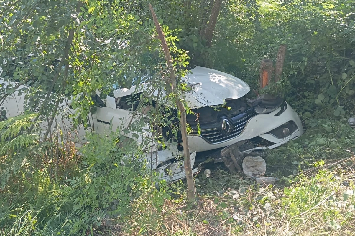 D&uuml;zce'de otomobil şarampole kaydı: 3 yaralı!