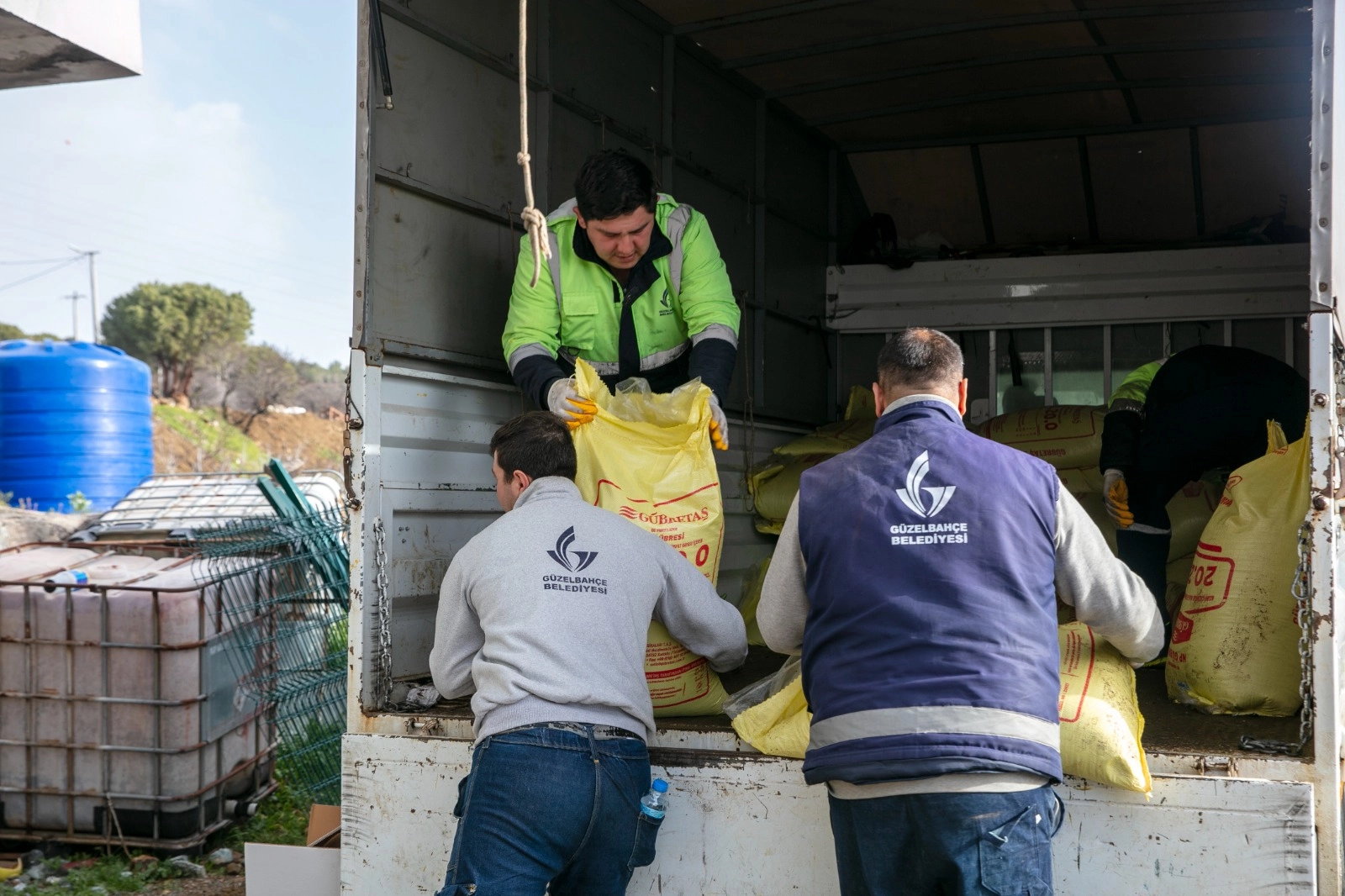 İzmir G&uuml;zelbah&ccedil;e'den &ccedil;ift&ccedil;iye g&uuml;bre desteği
