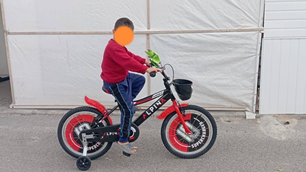 Konteynerde kalan yetim &ccedil;ocuğun bisiklet hayali ger&ccedil;ek oldu 