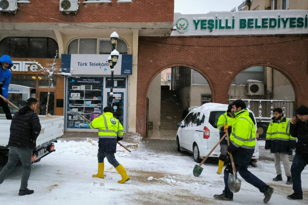 Mardin Yeşilli'de karla m&uuml;cadele &ccedil;alışmaları s&uuml;r&uuml;yor