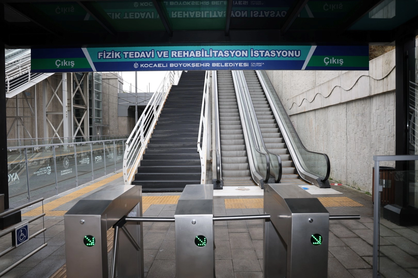 Kocaeli'de y&uuml;r&uuml;yen merdivenler bakıma alındı