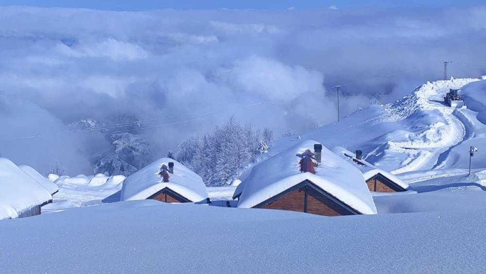 Rize Hand&uuml;z&uuml; Yaylası beyaza b&uuml;r&uuml;nd&uuml;: Kar kalınlığı 1 metreyi aştı  - Videolu Haber