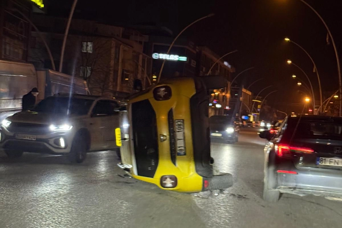 D&uuml;zce&rsquo;de ticari taksi devrildi!