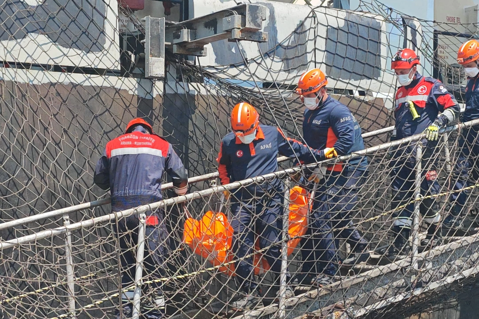 Trabzon&rsquo;da İHA saldırısı kurbanı denizci gemiden &ccedil;ıkarıldı