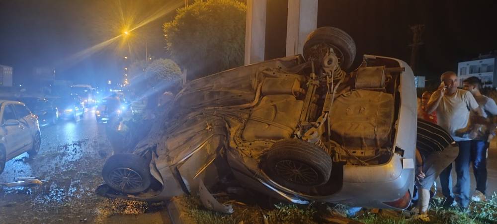 Kontrolden &ccedil;ıkan otomobil ağacı ikiye b&ouml;ld&uuml;: 1&rsquo;i ağır 4 yaralı 