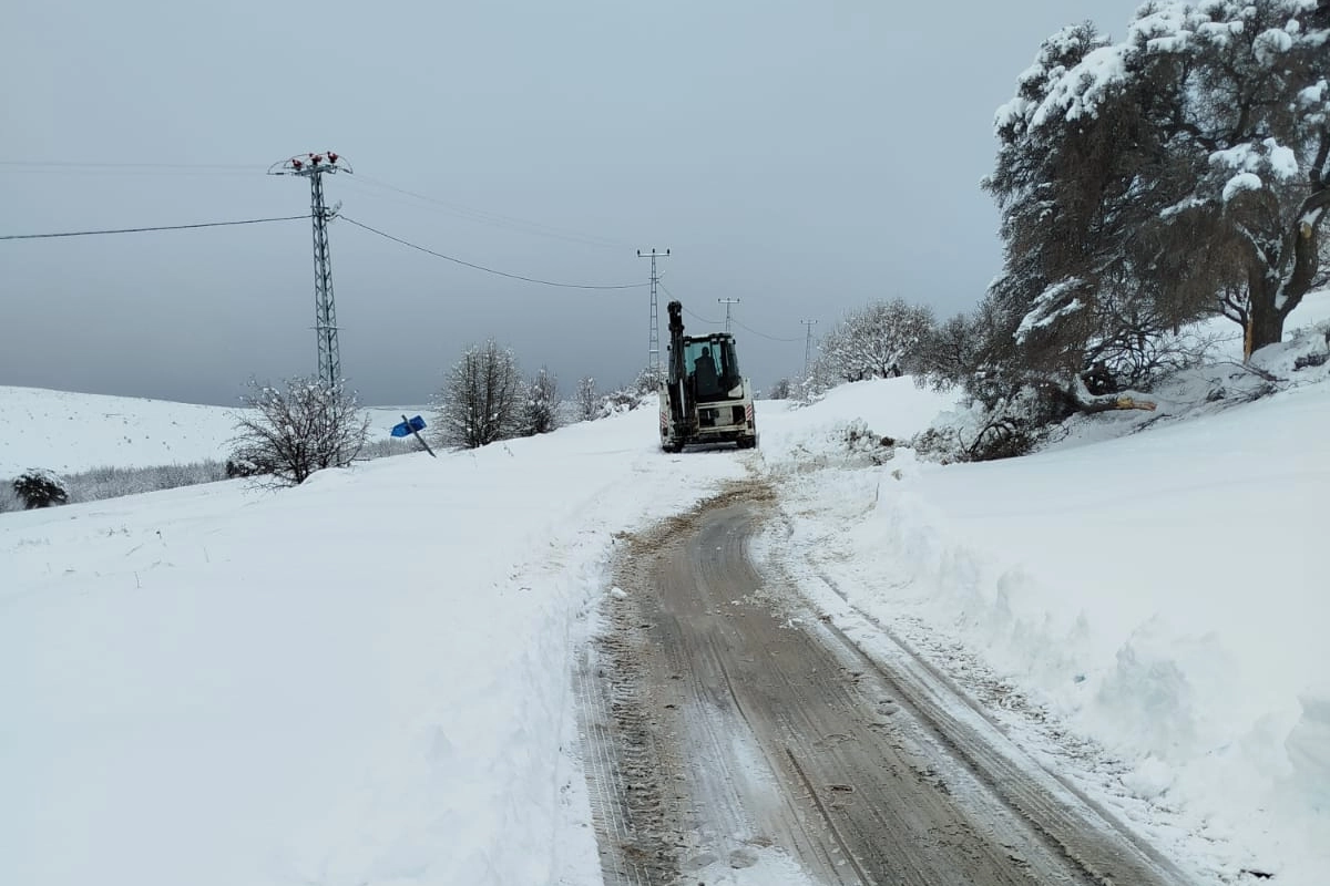 Malatya'da ekipler karla m&uuml;cadeleyi s&uuml;rd&uuml;r&uuml;yor