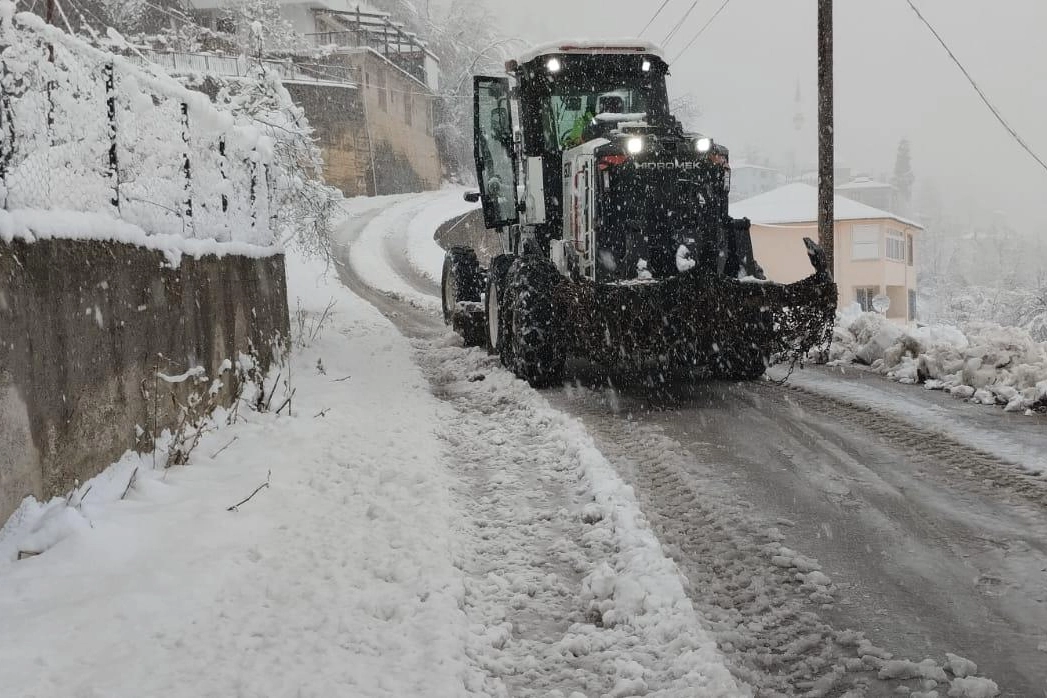 Trabzon B&uuml;y&uuml;kşehir Ekipleri karla m&uuml;cadeleyi s&uuml;rd&uuml;r&uuml;yor