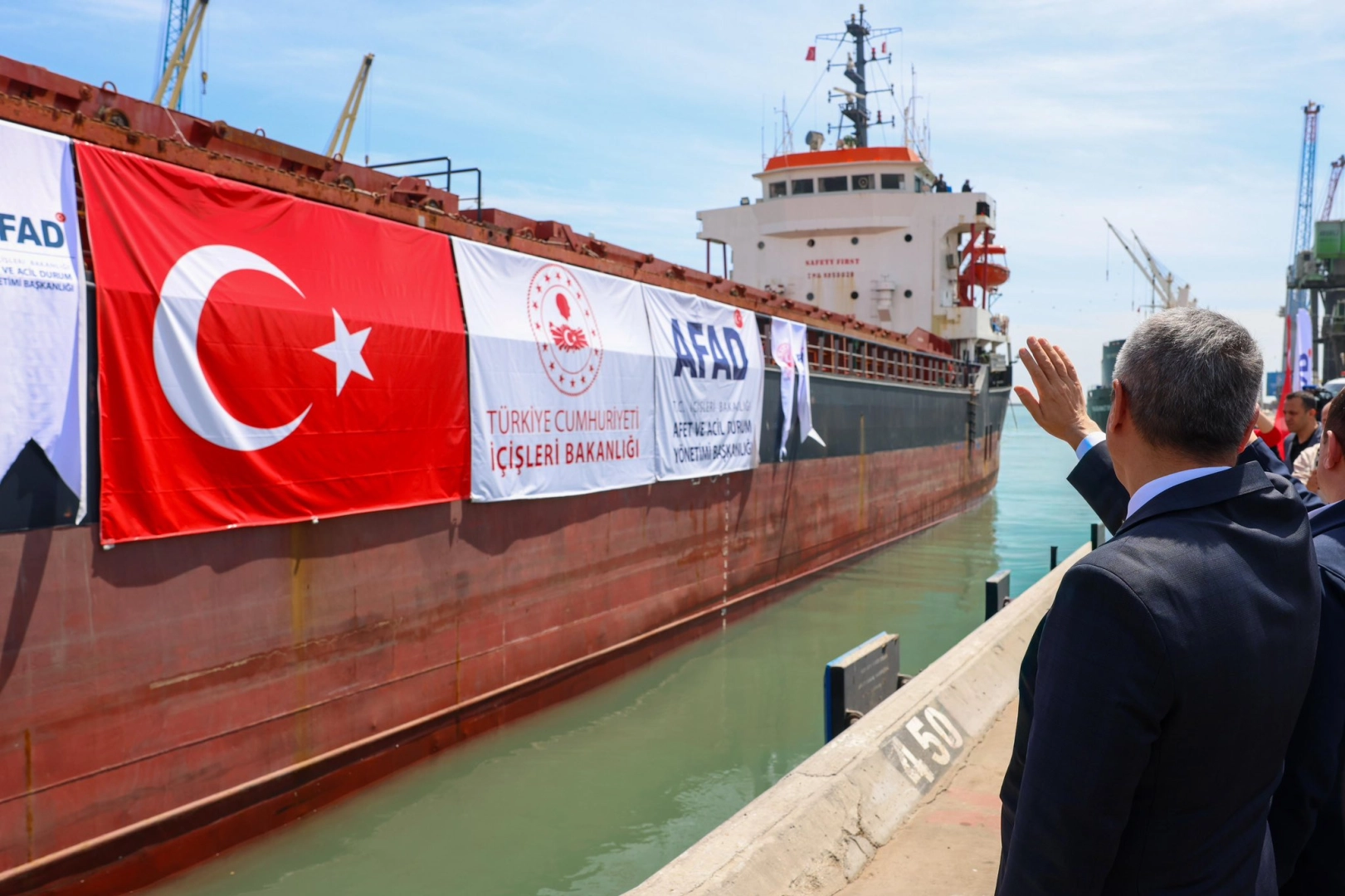 L&uuml;bnan&rsquo;a 730 ton insani yardım Mersin&rsquo;den dualarla uğurlandı