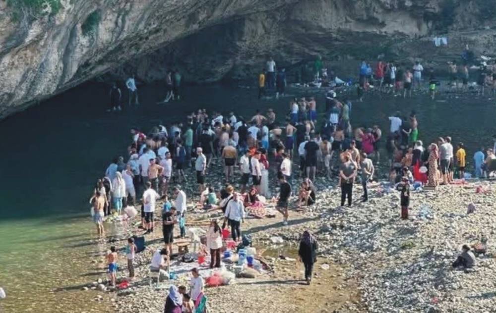 Serinlemek i&ccedil;in girdiği suda akıntıya kapılan gen&ccedil; yaşamını yitirdi 