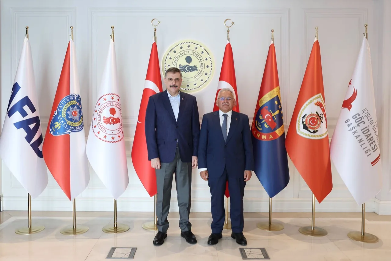 Memduh B&uuml;y&uuml;kkılı&ccedil;'tan Bakan &Ccedil;ift&ccedil;i'ye ziyaret