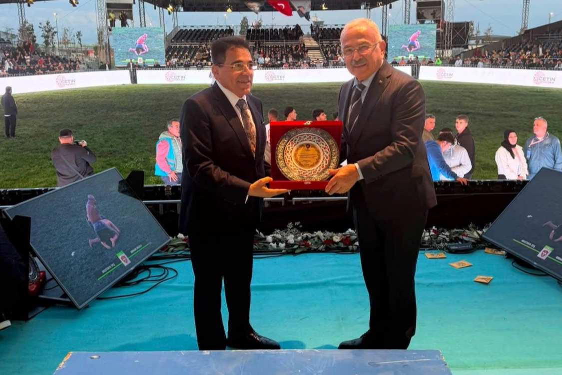 Ordu&rsquo;da yağlı g&uuml;reşe destek plaketle ta&ccedil;landı